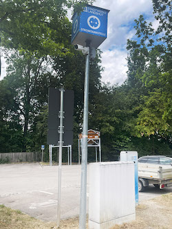 Landshut: Kamera mit Objekterkennung erfasst, wie viele Stellplätze auf dem Hofgartenparkplatz noch frei sind. 