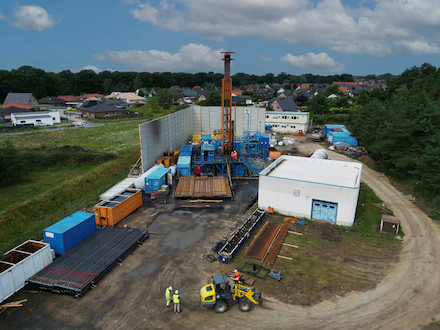An der Geothermieanlage in Neustadt-Glewe sind jetzt Bohrarbeiten gestartet worden, um die Leistung der Anlage zu erhöhen.