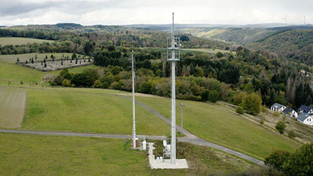 Mobilfunkmasten im hessischen Bergland: Die waldreiche, gebirgige Topografie des Bundeslandes stellt den Mobilfunkausbau vor Herausforderungen.
