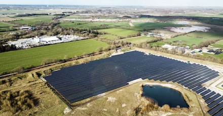 Der Bau des Solarparks in der Gemeinde Kropp ging mit etlichen Herausforderungen einher.