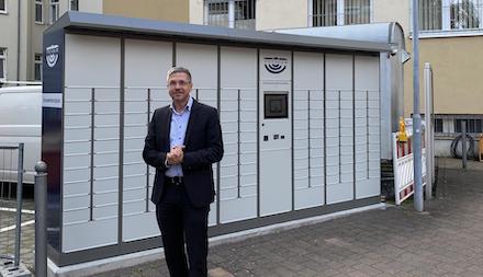 Potsdams Oberbürgermeister Mike Schubert vor der neuen Dokumentenstation des Bürgerservicecenters.