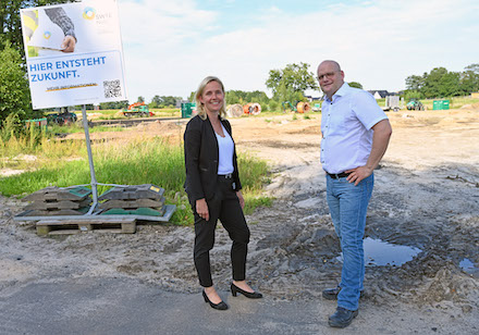 Bürgermeisterin Christina Rählmann und SWTE Netz-Geschäftsführer Tobias Koch verschafften sich einen Eindruck von den Tiefbauarbeiten zum Kalten-Nahwärme-Netz.