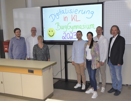 Kaiserslautern: Digitalisierungsteam des Schulreferats stattet Schulen mit digitalen Tafeln aus. 
