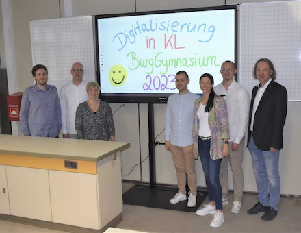 Kaiserslautern: Digitalisierungsteam des Schulreferats stattet Schulen mit digitalen Tafeln aus. 
