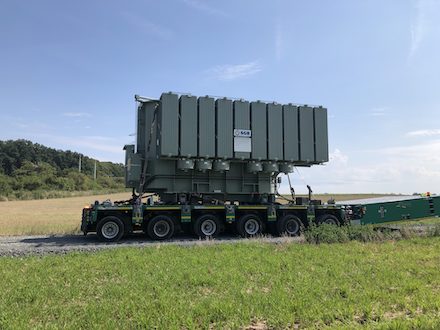 Anlieferung des ersten Trafos für das Umspannwerk in Aidhausen Kerbfeld.