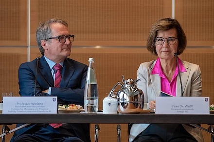 Der Hessische Zukunftsrat Wirtschaft steht unter der Leitung der ENTEGA-Vorstandsvorsitzenden Marie-Luise Wolff und Volker Wieland, geschäftsführender Direktor des IMFS.