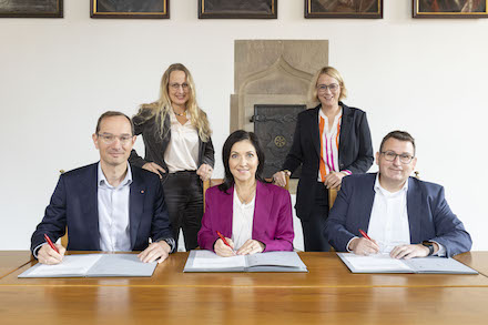 Vereinbarung der regionalen Wasserstoff-Zusammenarbeit zwischen Westenergie und den Stadtwerken Osnabrück.