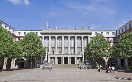 Im Wuppertaler Rathaus soll künftig komplett papierlos gearbeitet werden.