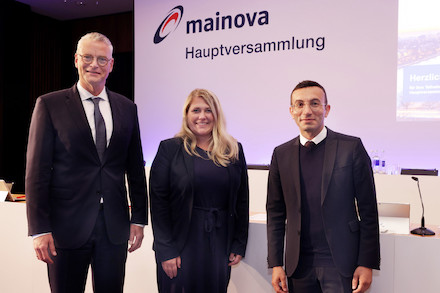 Der Mainova-Vorstandsvorsitzende Dr. Constantin H. Alsheimer (l.) mit dem neu gewählten Aufsichtsratsvorsitzenden Oberbürgermeister Mike Josef (r.) und dessen Vorgängerin Stephanie Wüst, Stadträtin und Dezernentin der Stadt Frankfurt.