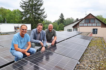 PV-Anlage auf dem Dach der Freiwilligen Feuerwehr Niederzwehren.