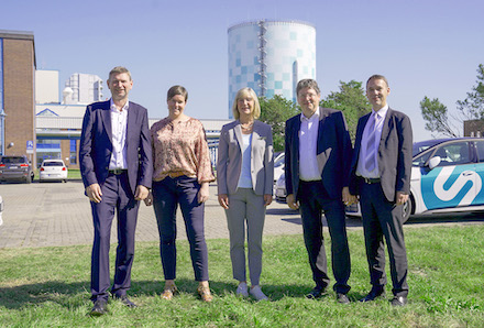 Oliver Brünnich, Maria Kröger, Ute Römer, Reinhard Meyer, Dr. Dirk Biermann bei der Einweihung der Power-to-Heat-Anlage (v. l. n. r.).