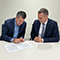 Andreas Pfisterer, CEO der Deutsche Glasfaser Unternehmensgruppe (li.) und der niedersächsische Wirtschaftsminister Olaf Lies unterzeichnen eine Kooperationsvereinbarung.
