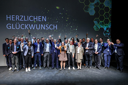 Die Gewinner und Finalisten des E-Government-Wettbewerbs 2023 auf der großen Bühne des 28. Ministerialkongresses.