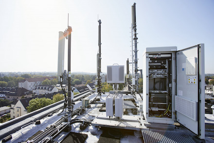 Dachstandort des Funkmastbetreibers Vantage Towers in München.