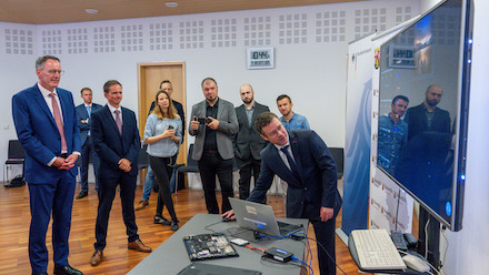 Rheinland-Pfalz’ Innenminister Michael Ebling (links) bei der Vorführung einer KI-Software im Landeskriminalamt.
