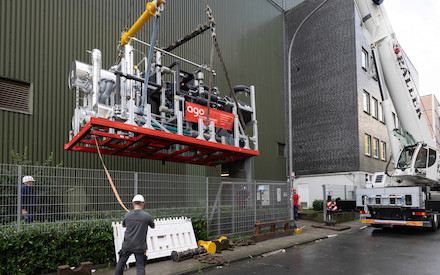 Per Kran wurde das 32,5 Tonnen schwere Aggregat in Münster abgesetzt und wird nun im Hafenkraftwerk der Stadtwerke Münster installiert.
