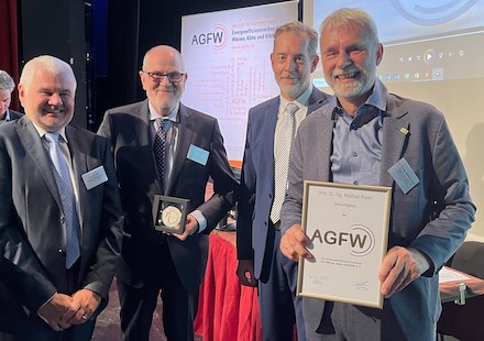 AGFW-Geschäftsführer Werner Lutsch, Laudator Udo Wichert, AGFW-Präsident Hansjörg Roll sowie Preisträger Matthias Koziol (von links).