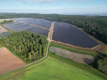 Im unterfränkischen Bundorf entsteht Bayerns größter Bürgersolarpark. Am 28. September geht er ans Netz.