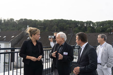 Mona Neubaur (l.) bei der Besichtigung der Klimaschutzsiedlung in Wuppertal-Sonnborn.