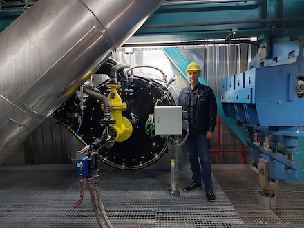 Projektleiter Frank Senft (MHKW) neben einem der neuen wasserstofffähigen Brenner.