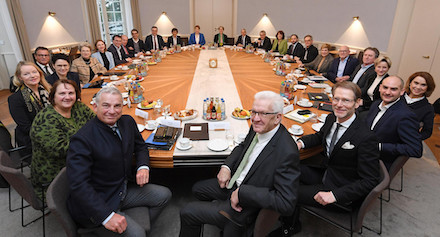 Baden-Württemberg: Das Kabinett hat bei seiner Sitzung am 26. September 2023 die Weiterentwicklung des Normenkontrollrats beschlossen.