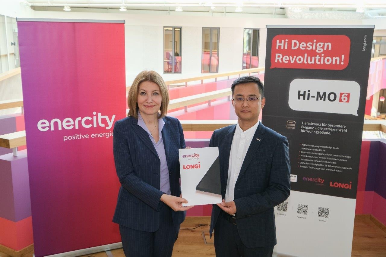 Schlossen eine PV-Kooperation im Endkundenmarkt: enercity-CEO Susanna Zapreva und Nick Wang, Vizepräsident von LONGi DG in Europa. 