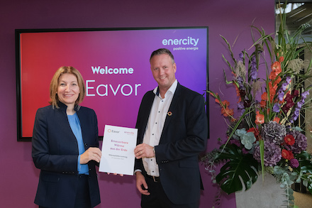 enercity-Vorstandsvorsitzende Dr. Susanna Zapreva (l.) und Eavor-Geschäftsführer Daniel Mölk unterzeichnen den Wärmelieferungsvertrag für Hannover.