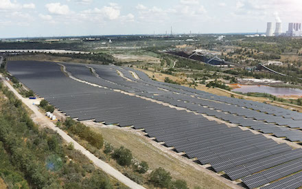 Iqony Solar Energy Solutions baut Solarpark mit einer Leistung von 37 Megawatt peak auf einem ehemaligen Tagebaugelände.