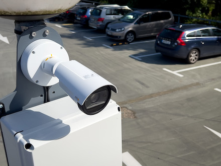 Ahaus: Videokamera am Parkdeck Domhof erfasst ein- und ausfahrende Fahrzeuge.
