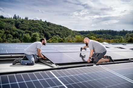 BayWa r.e. Solar Solutions GmbH plant und baut schlüsselfertige PV-Anlagen für B2B Kunden.