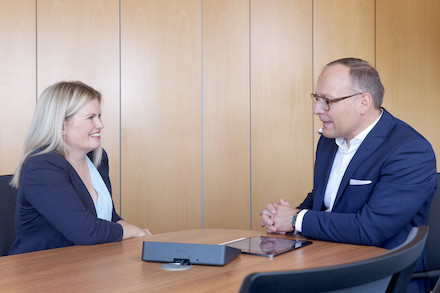 Lynqtech-CEO Mandy Schwerendt und Stadtwerke-Garbsen-Geschäftsführer Daniel Wolter im Tête-à-Tête.