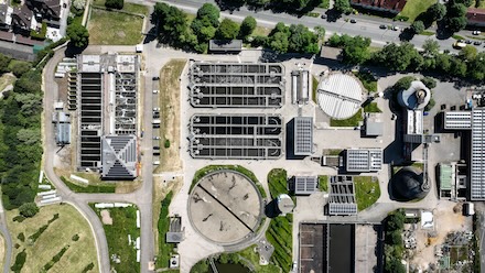 Gelände der Stadtwerke Duisburg: Auf der Freifläche oben links im Bild wird die Wärmepumpenanlage errichtet.