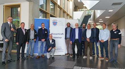 Referenten und Verbandsvertreter der Wasserkraft auf dem Wasserkraftseminar 2023 an der TUM Straubing.