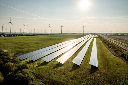 TEE übernimmt den zehn MWp großen Solarpark Nauen in der Nähe einer Bahnstrecke.