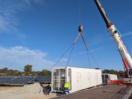 Batteriespeicher für den Solarpark Bruchsal: Künftig sollen alle EnBW-PV-Anlagen mit Speichern ausgerüstet werden.