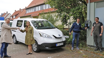 Bürgermeister Ivica Lukanic (links) nimmt neuen städtischen E-Pkw von Klimaschutzmanagerin Klara Krüger in Empfang.