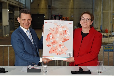 Bundesministerin Klara Geywitz und E.ON-CEO-Leonhard Birnbaum stellen die digitale Wärmekarte für Deutschland vor.