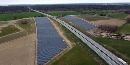 Trianel Erneuerbare Energien übernimmt jetzt den entlang der Autobahn gelegenen Solarpark Grüssow.