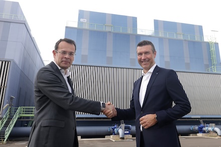 Joachim Kreysing, Geschäftsführer Infraserv Höchst, und Mainova-Vorstand Martin Giehl (r.) beschließen die Zusammenarbeit.