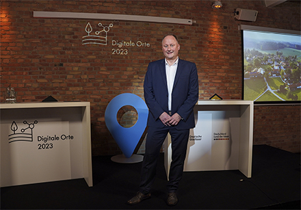 Jan Bose, Gründer und Geschäftsführer von Alpha-Omega Technology, erhielt den Preis des Innovationswettbewerbs „Digitale Orte im Land der Ideen“ für das Projekt SMARTinfeld.
