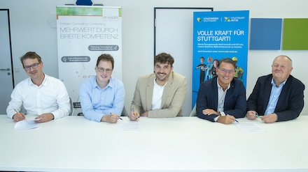 Vertreter der Stadtwerke Stuttgart und der e-con AG haben den Vertrag zur Gesellschaftsgründung der Synergiepark Vaihingen Wärme GmbH & Co. KG unterzeichnet.