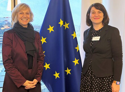 Justizministerin Jacqueline Bernhardt (r.) und Renate Nikolay, stellvertretende Generaldirektorin für Communications Networks, Content and Technology der Europäischen Kommission.