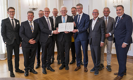 Unterzeichnung der gemeinsamen Entlastungsallianz für Baden-Württemberg am 13. Juli 2023 in der Villa Reitzenstein in Stuttgart.