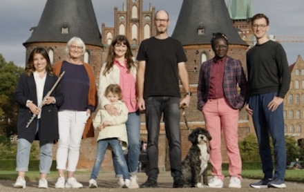 Die neuen Buddenbrooks: Die Smart City Family veranschaulicht Vorteile von Digitalisierungsprojekten in Lübeck.