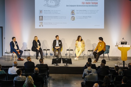 Podiumsdiskussion auf dem Innovativen Management über den „Endgegner Bürokratie“.