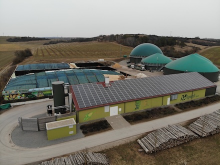 Großbardorfer Heizzentrale und Biogasanlage mit Haselnussplantage und Photovoltaik-Dachanlage.