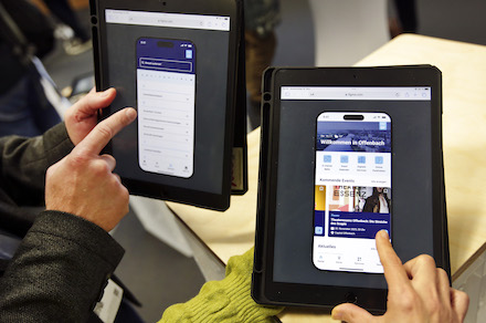 Zwei Teilnehmende testen den Prototyp der Offenbacher Smart-City-App.