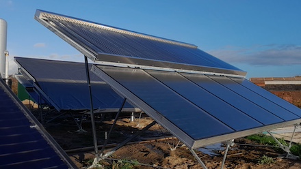 Bei dem Solarthermieprojekt in Wolmirstedt  wird die Anordnung der Kollektoren so gestaltet, dass der Schatten ausschließlich auf die Flachkollektoren fällt, während die leistungsstärkeren Vakuumröhrenkollektoren davon unberührt bleiben.
