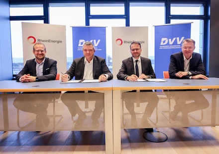 Vertrag unterzeichnet: DVV und RheinEnergie kooperieren beim Ausbau erneuerbarer Energien.