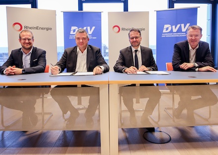 Vertrag unterzeichnet: DVV und RheinEnergie kooperieren beim Ausbau erneuerbarer Energien.